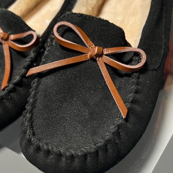 Secret treasures sz 8 Black Faux-Suede Cozy Bow Moccasin Slippers never worn. - Picture 5 of 9